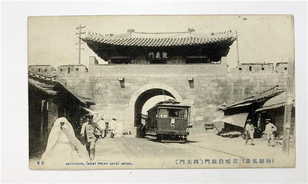 Vintage early-1900s postcard of Donuimun, the demolished West Great Gate, with a tram passing through