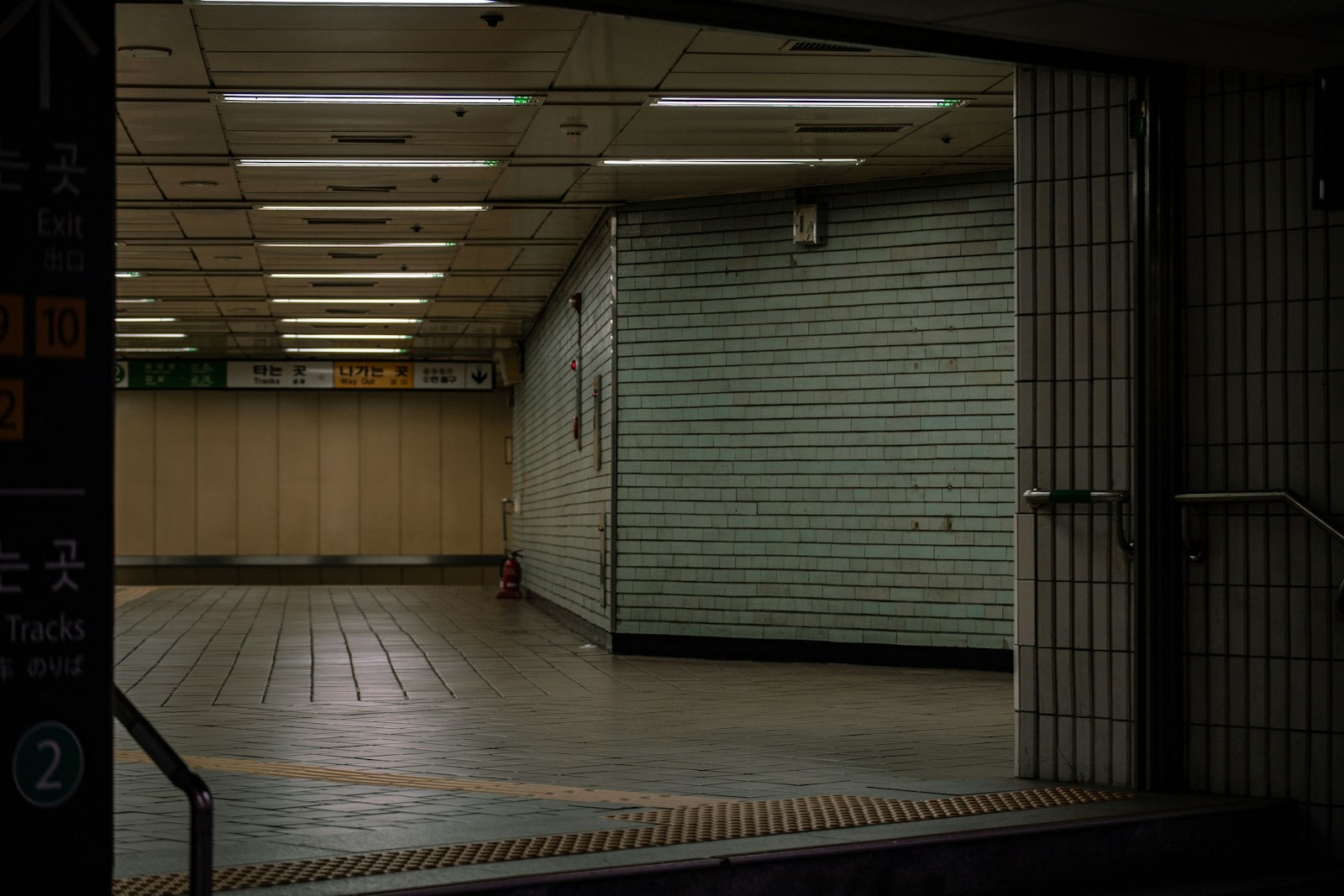 Seoul subway platform with screen doors